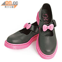 Dr. Martens × SANRIO Hello Kitty 50周年限量紀念版黑×粉紅色蝴蝶結圓頭鞋 （女裝） $950（鞋裡印有SANRIO Hello Kitty卡通圖案。）