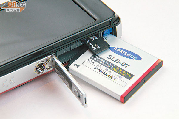 相機支援以microSD/microSDHC記憶卡作為儲存媒體。