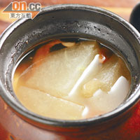 古方瓦罐煨湯<br>店子會按時令推出不同湯水，像夏天就適合飲百合冬瓜湯。