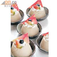 咖啡意大利奶凍<br>自助甜品中，當然少不了意大利著名的Panna Cotta，這款加添咖啡味的奶凍，香味濃郁又不會太膩。