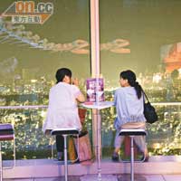 置身高空展望台，欣賞夜景時記住留意窗外出現的趣怪風景。