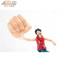 右手可換上「巨人之拳」，只係隻手重得滯，影相時要吊起。