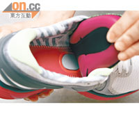 鞋墊底下有NIKE+傳感器放置槽，可記錄低你的個人跑步數據。