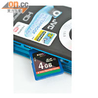 備有SD/SDHC/SDXC卡插槽，除用作影像和相片儲存外，更能透過記憶卡播放音樂及短片。