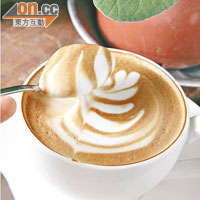 Flat White$26（6oz）、$29（10oz）比一般Latte的泡沫較薄，牛奶的香滑不會蓋過咖啡的特質，適合喜歡較濃郁口味的人。