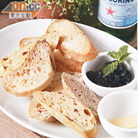 Toast & Jam $32不同款式的麵包皆以硬身居多，能吸收果醬天然流出的水分；塗上牛油或果醬同吃，既優雅又可口。