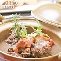 Braised Beef Cheek With Juniper Berry and Mashed Potato$190<br>牛面肉用普羅旺斯的紅酒先醃兩日，再跟甘筍、迷迭香、洋葱、西芹等材料，以慢火燜煮，肉香蔬菜互相融合和，Chef Didier也說這道菜表現出當地烹調特色。