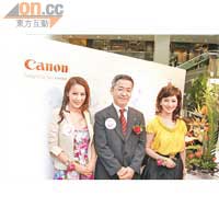 Canon香港董事長及行政總裁小林一忠先生（中）與慧妍雅集正副會長一同為《笑．印香港》作品展揭幕。