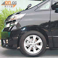 原廠配置了17吋輪圈,輪胎尺碼為215/60R17。