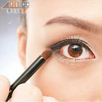 Step 2<br>在眼皮位置掃上深啡色眼影，再在內眼角位置掃上銀色眼影。