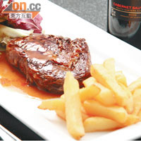 8:00pm晚餐之選<br>Chargrilled Rib Eye Fillet $158<br>新西蘭肉眼炭燒程度剛剛好，帶出肉香，並淋上點點烤肉汁夠惹味；伴碟的薯條很有薯味，令整道菜式搶眼度加分。