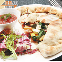Veg Calzone $58<br>意式餡餅裏以蘑菇、菠菜苗、菠蘿及Feta芝士作餡，旁邊以薄餅茄醬伴碟，蘸點着來吃風味更佳。
