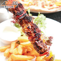 3:00am消夜之選<BR>Lamb Shawarma $52<br>羊肉Kebab裏夾雜青椒、車厘茄等同燒，伴碟的還有美味的薯條帶來European Touch，怕你夜蒲完吃不飽嘛！