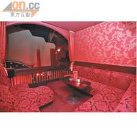 2樓有多個包廂，以寶石紅及墨綠絲絨裝潢為設計主調，很有歌劇院味道。