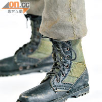 軍靴跟足美軍嘅越戰款式，鞋頭用皮料、筒位用布造，精細到連鞋帶都有。