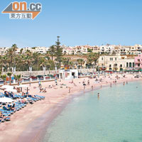 位於地中海中心的馬耳他，海水特別湛藍，難怪成為名人度假勝地。