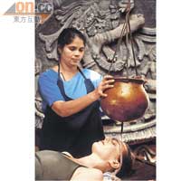把精油流到客人額上、明澄心眼的Shirohdara，是Ayurveda的主要技法之一。