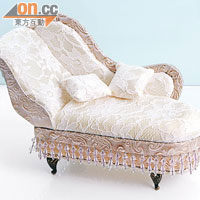 白色喱士Print嘅貴妃椅造型，格調高雅，座位底嘅一排流蘇，絕對加分。$300（a）