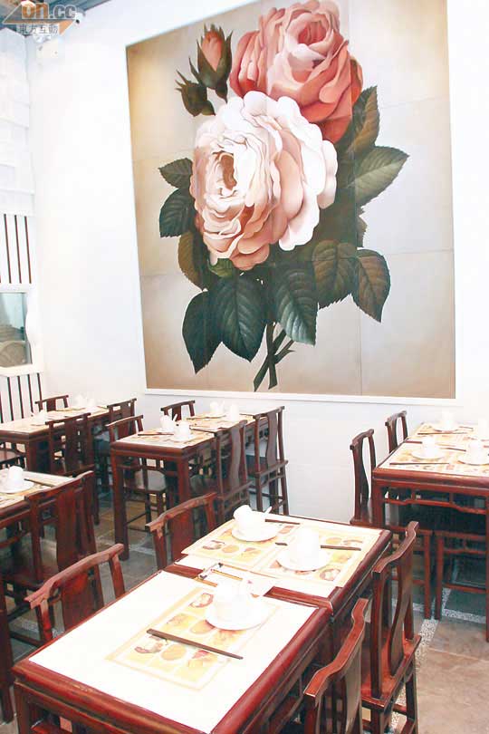 「品茗」的環境經過精心設計，牆上掛有玫瑰油畫，比起一般茶樓酒家，多了一份雋逸優雅品味。