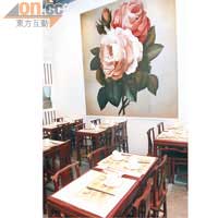 「品茗」的環境經過精心設計，牆上掛有玫瑰油畫，比起一般茶樓酒家，多了一份雋逸優雅品味。