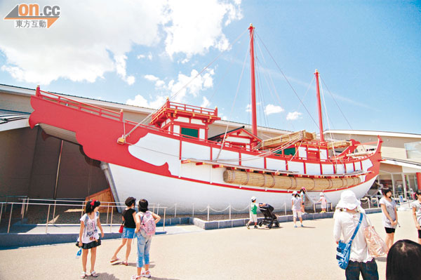 在平城京歷史館外，重塑了整艘遣唐使船。
