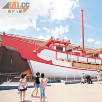 在平城京歷史館外，重塑了整艘遣唐使船。