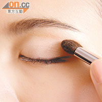 Step 4：掃上啡色眼影，再在眼窩處掃條眼窩線，減退浮腫同時加深輪廓。