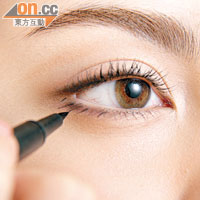 Step 5：用黑色眼線筆在下眼尾處，逐筆向下畫上一條條的假睫毛，可令雙眼更大更立體。