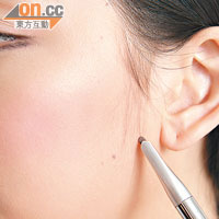 Step 6：以眉筆在的水位輕掃幾條自然的髮穗，有效改善寬闊和起角的臉形。