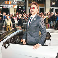 Robert Downey不但在戲中常常駕駛R8 Spyder，甚至在首映禮上，也以其作為座駕。