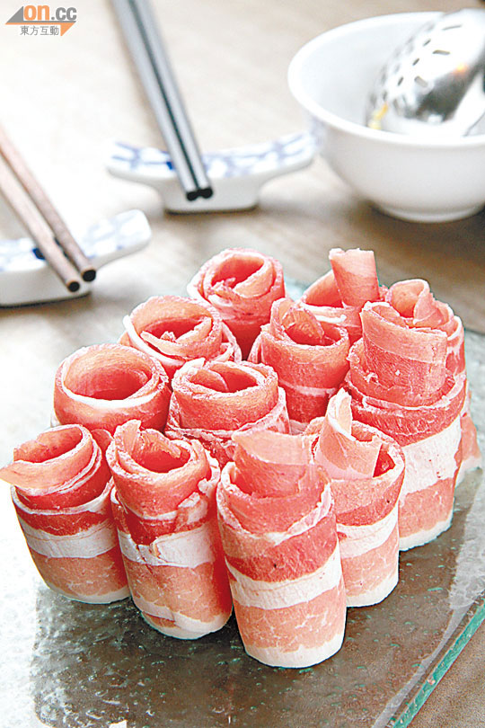 日本黑豚肉 $128（大）  來自日本的黑豚肉，肉質鮮嫩質素高，不用像一般豬肉般烚至全熟硬繃繃的才放入口，不妨當日式Shabu Shabu般灼幾下，入口軟滑鮮甜。