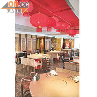 餐廳環境雅致，由老闆親自選購的裝飾品呈現中式寫意品味，店內設有兩間VIP房，最適合RB與大班朋友暢食聊天。