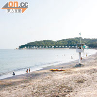 在黑沙海灘看完漂亮日落，記住順便賞埋月光。