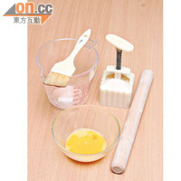 D.I.Y.月餅的工具、食材全都在一般蛋糕材料店有售，非常方便。