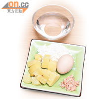 材料：低筋麵粉 200g、薯仔 1個、三文魚 50g、水 適量、蛋 1隻