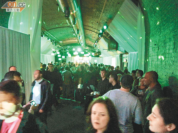 Nokia特別包咗倫敦橋附近一條隧道搞After Party，迷幻燈光配強勁音樂，減壓一流！