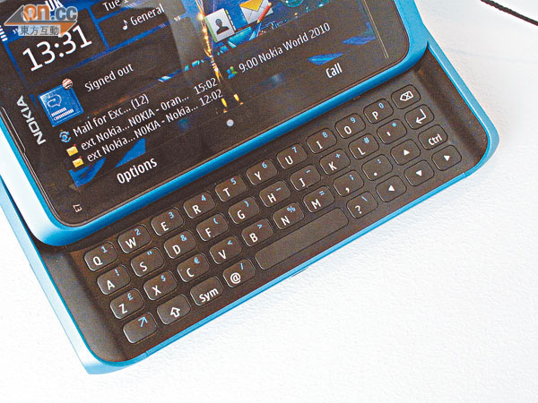 4行QWERTY鍵盤面積比N97 mini大，而且回彈力適中，手感唔錯。
