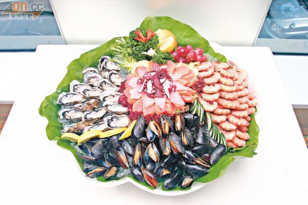 海鮮拼盤<br>日式魚生刺身、新西蘭生蠔、鮮中蝦、加拿大藍青口，豐富又新鮮。