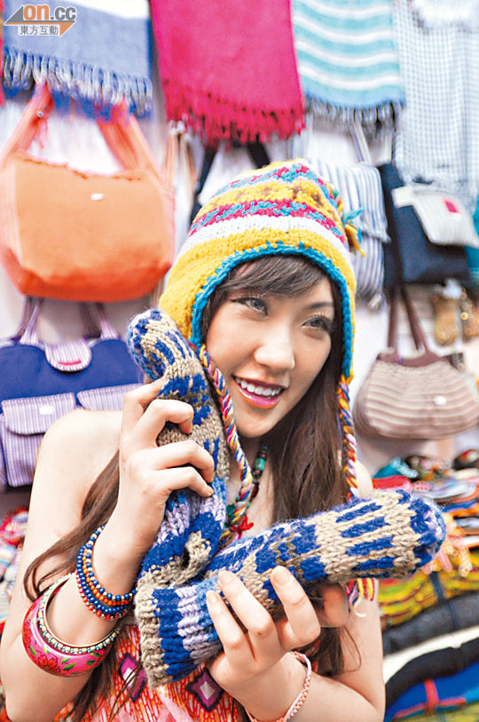 冷帽等服飾用色鮮艷，跟西藏風格相似。