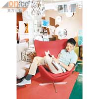 Jason喜歡由Arne Jacobsen設計的「Egg Chair」，彷彿將自己包圍，阻隔外來的干擾，沉醉於自己的王國。$50,800