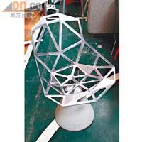 蜘蛛網狀配合混凝土基座的「Chair One」出自Konstantin Grcic的設計，戶外戶內均適用。$7,999