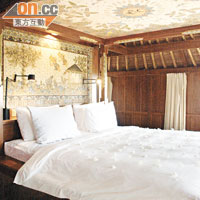 床架上的手繪天花，中間畫有印度梵文Omni圖案，據知能紓緩壓力及有助入睡。