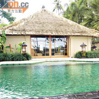 用爪哇瑪瑙、火山石和茅草搭建的度假村別墅，充滿傳統氣息。