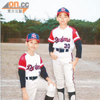 阿康少年時與弟弟阿堅（左）一起學棒球。