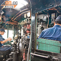 煤水式火車，就是靠車長剷煤入鍋爐發動。