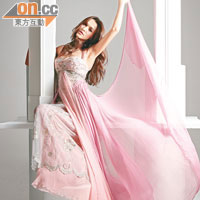 粉紅色Low Cut雪紡晚裝，高腰剪裁與富層次式的裙襬設計，令新娘子穿起猶如天仙下凡。