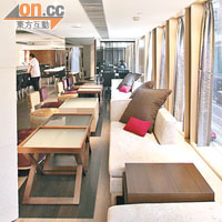 Lounge部分用上顏色鮮艷又輕柔的窗簾，與主用餐區的黑白色成強烈對比。
