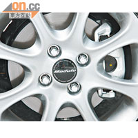 輪圈是Modulo出品，前輪配上透氣煞車碟。