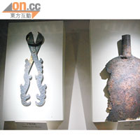 出土文物中包括農業及漁業的工具，也有劍矛一類的武器。
