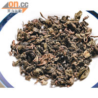 烏龍茶葉含有鹼性物質，能去油、消膩、降脂。